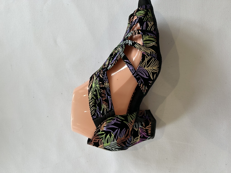 1578-Leaf -Black leaf pattern satin sandal