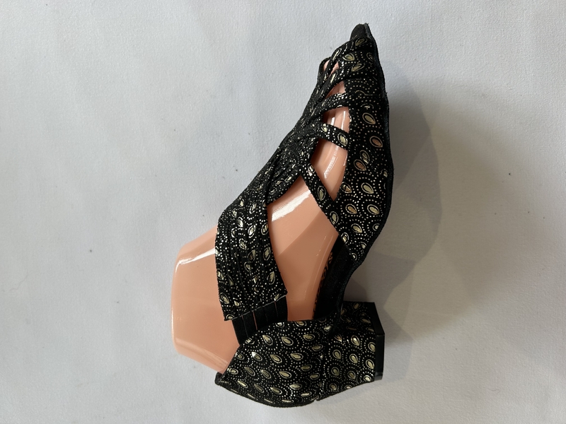 1578-GDM -Black and Gold pull on sandal