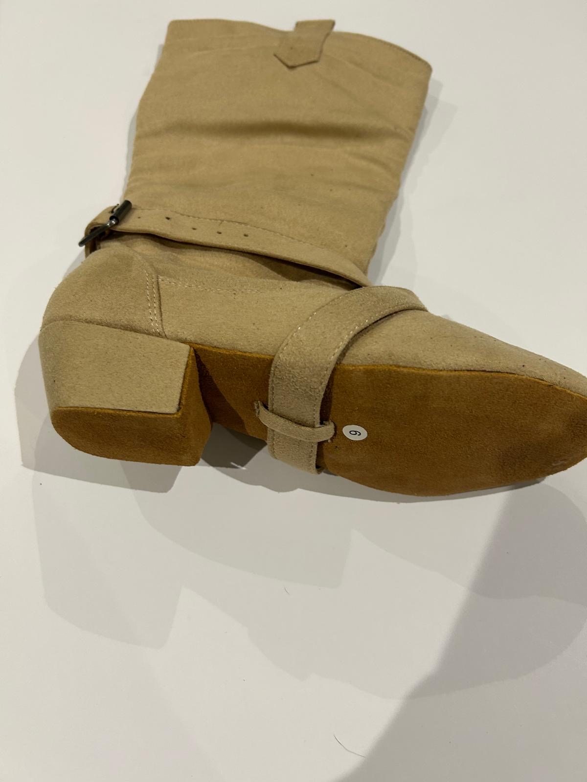 BB-Flesh Suede Boots